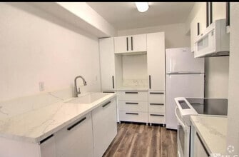 Building Photo - 425 Holcomb Ave