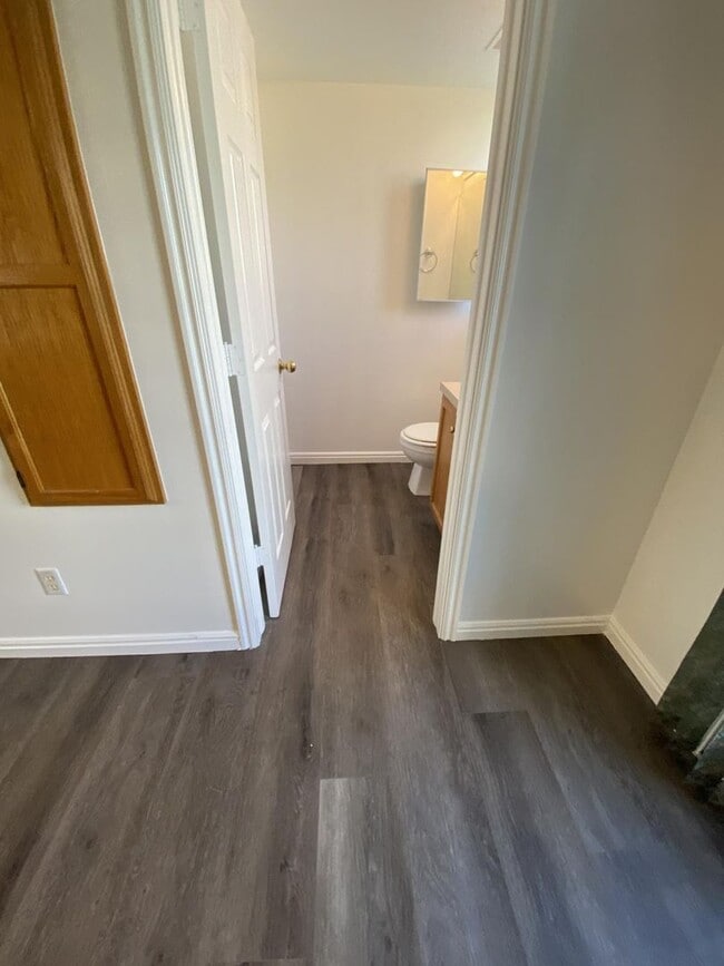Building Photo - 1556 Talon Dr