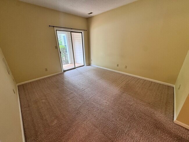 Building Photo - Beautiful Spacious 1st floor Condo! Amenity Access included!