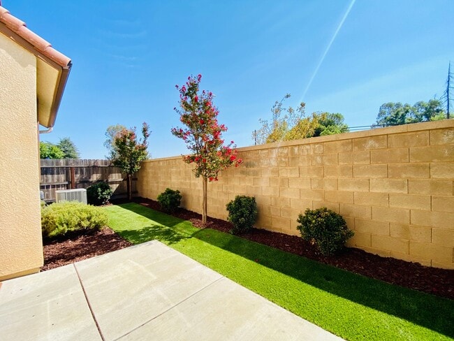 Building Photo - $2,250 DeWolf & Barstow, 3 Bedroom - Joy Dr, Clovis / Community Pool