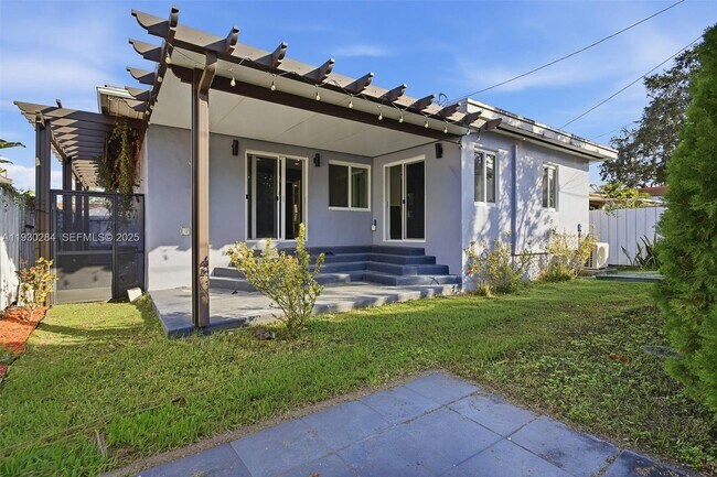 Building Photo - 2120 SW 16th St