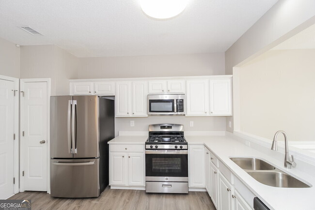 Building Photo - 191 Regent Pl