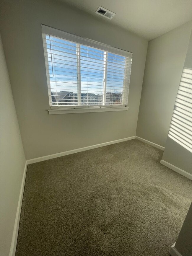 Building Photo - ** MOVE IN SPECIAL!** Must See in NE Albany!