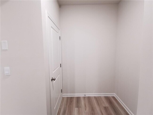 Building Photo - 5814 Un Grv Dr