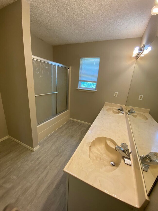 Building Photo - Updated 3 Bedroom, 2-1/2 Bathroom House on a Cul-de-sac