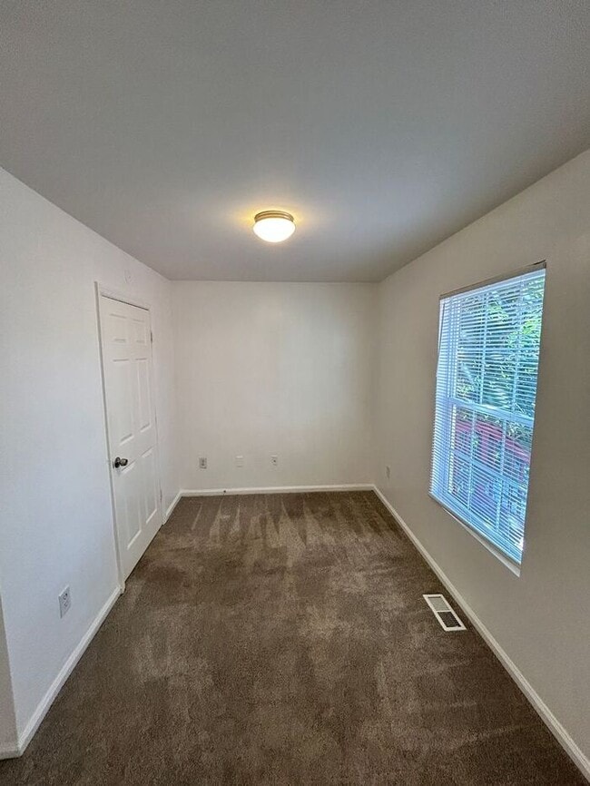 Building Photo - Spacious 4-Bedroom Duplex with Modern Amen...