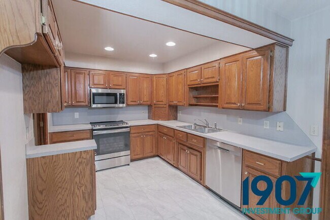 Building Photo - Three-Bedroom Home in Moore Schools