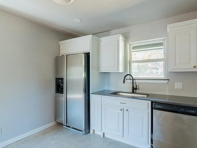 Building Photo - 4200 Kenwood Ct