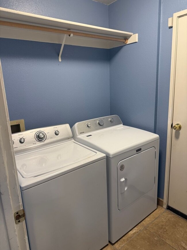 Building Photo - Gorgeous 3 bedroom 2.5 bath 2 story Townho...