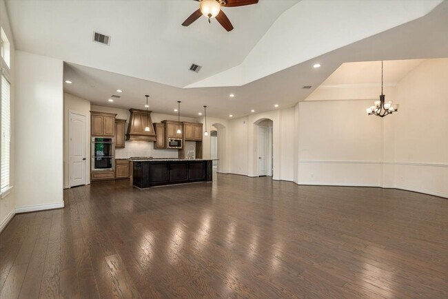Building Photo - 23034 Creek Park Dr