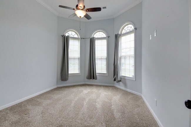 Building Photo - mega Huge wow. 4 bed 3 bath.