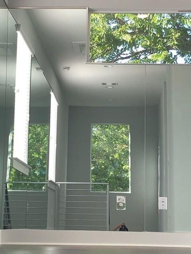 Building Photo - Modern 2 bed/2.5 bath Central Austin Home