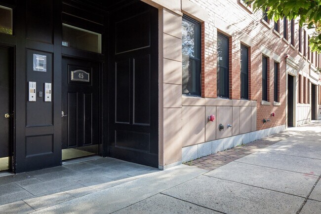 Building Photo - 45 Chelsea St