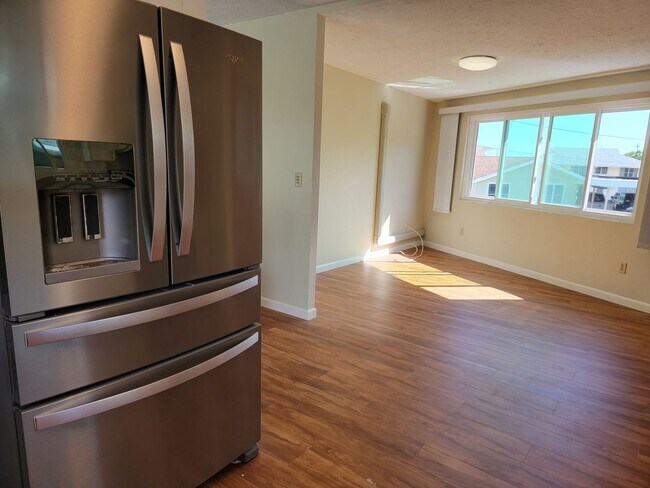 Building Photo - Large Upstairs Unit, Split AC, Renovated