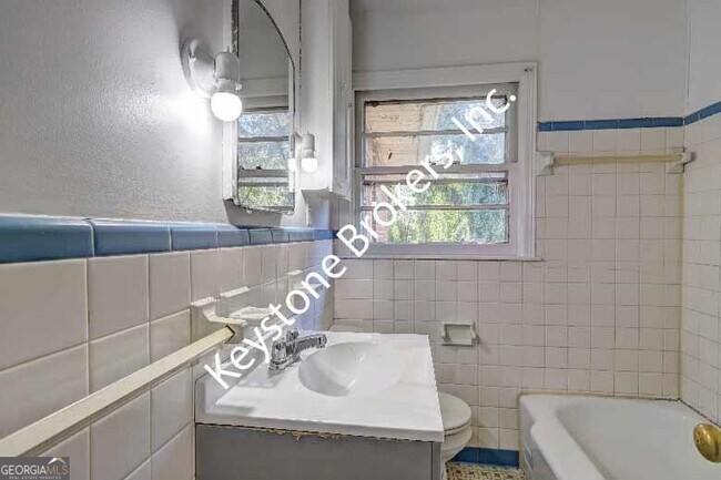 Building Photo - 1752 Upper River Rd