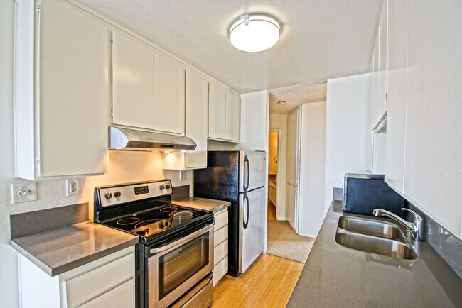 Building Photo - 2BR/2BA Condo with Stunning Ocean Views & ...