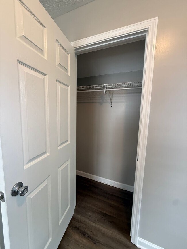 Building Photo - 3 Bedroom Available Now!