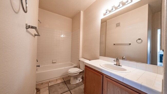 Building Photo - Charming 2bd 2bth Condo