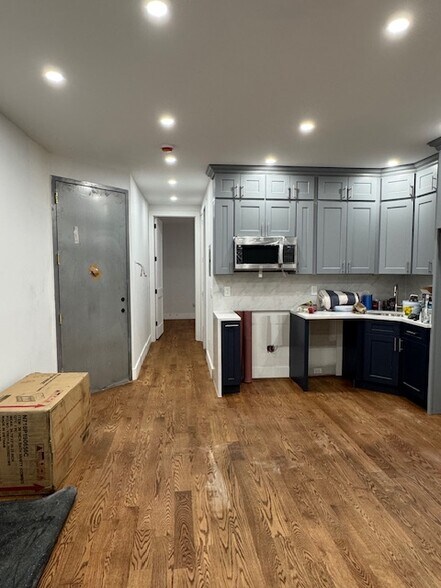 Building Photo - 275 E 55th St