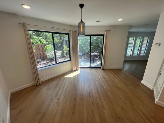 Building Photo - Beautiful upgraded 3 bed 2.5 bath Townhous...