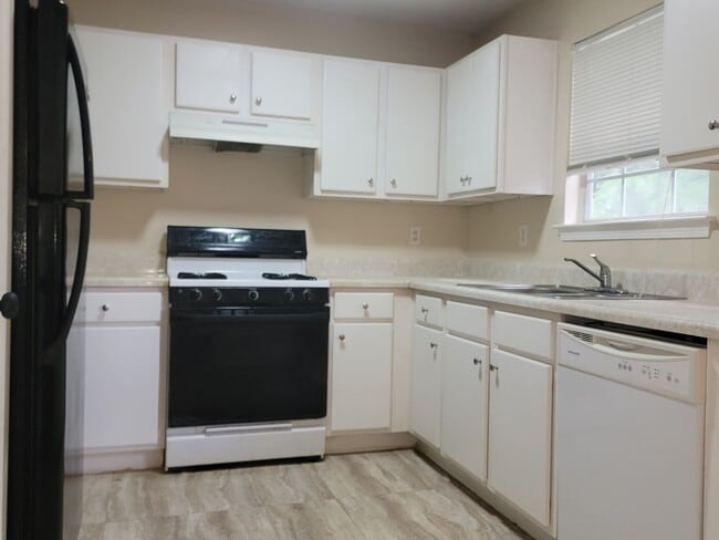 Building Photo - Great In-Law Suite Property - Master on Up...