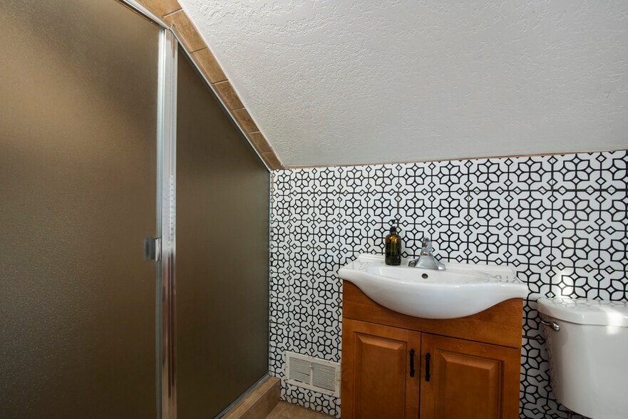 Building Photo - 1895 S 200 E