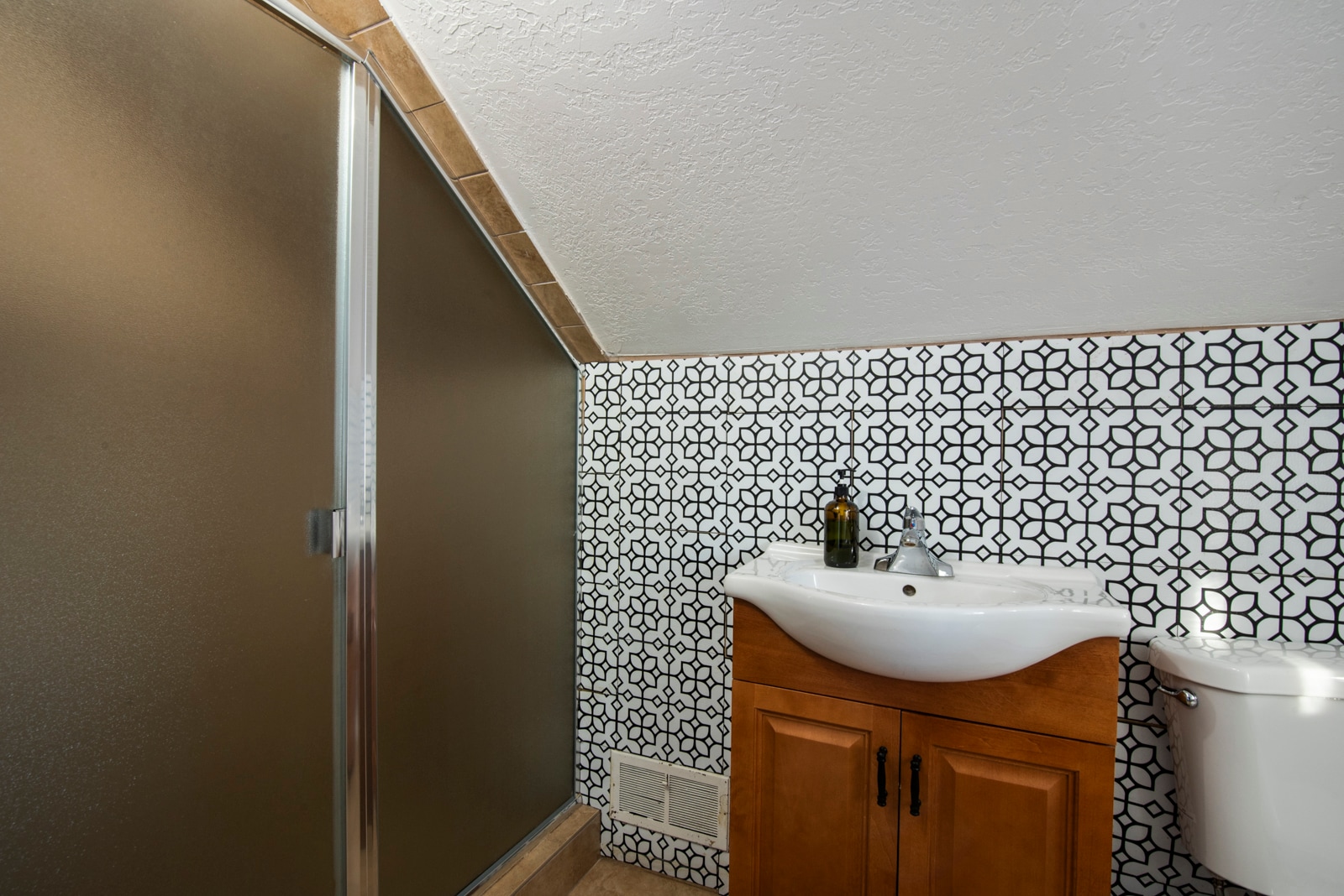 Building Photo - 1895 S 200 E