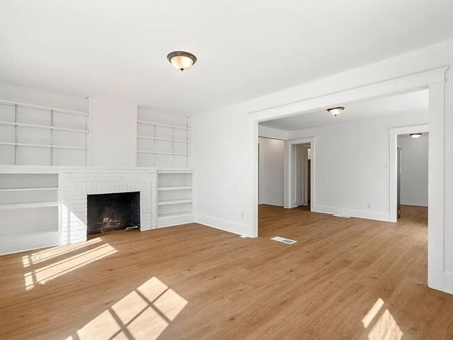 Building Photo - 1044 Manzanita St