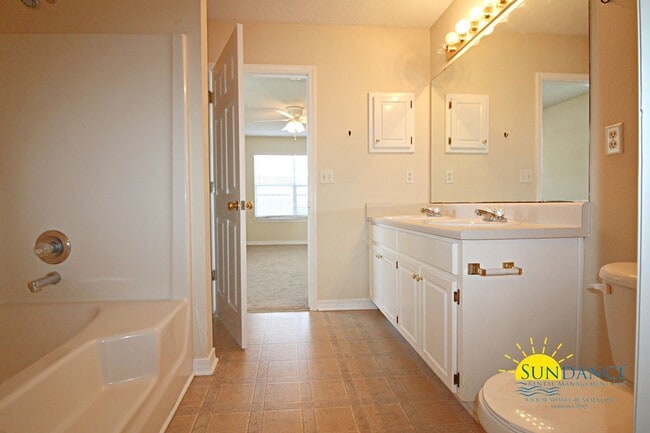 Building Photo - Great 3 Bedroom Home in Mary Esther!
