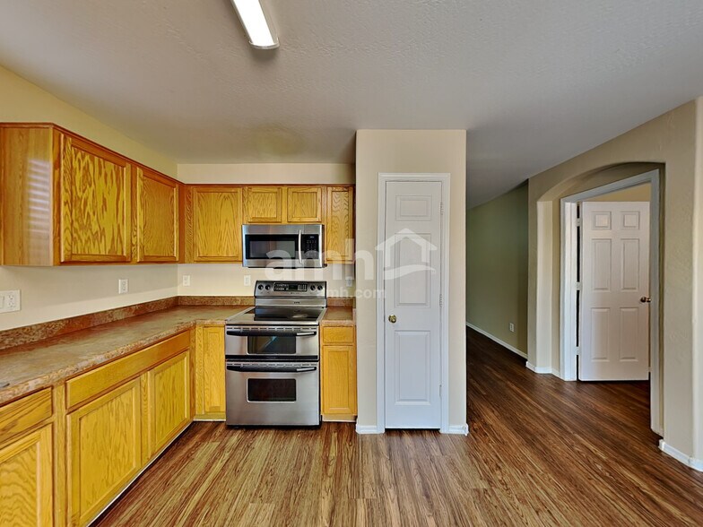 Building Photo - 23410 W Mohave St