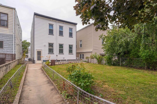 Building Photo - 52 E 48th St