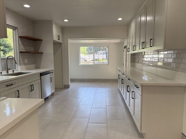 Building Photo - 688 Atchison St