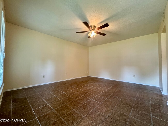 Building Photo - 1610 RaceTrack Rd