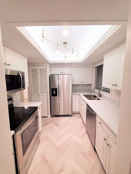 Recessed Ceiling Lighting Decour - 8632 164th Ave NE