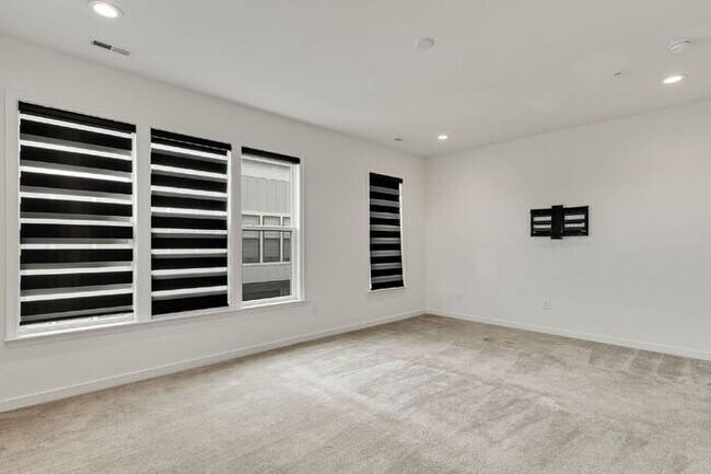 Building Photo - Modern End-Unit Townhome in Rocketts Landing – Prime Richmond Location