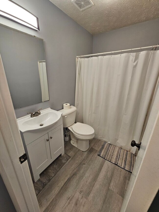 Building Photo - Newly Renovated 2 Bedroom, 2 Bath Condo in Gated Community.