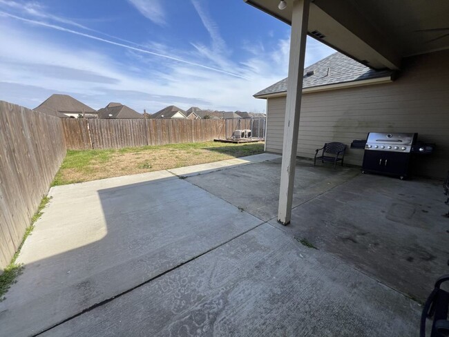 Building Photo - Location! 3 bedroom, 2 bath home in covete...