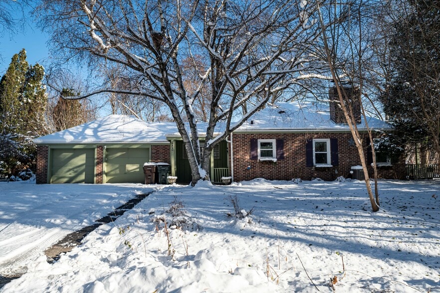 Building Photo - 535 W Montclaire Ave