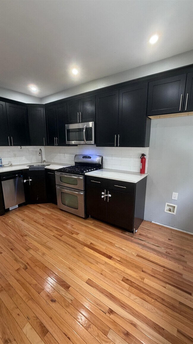 Building Photo - 137A Dekalb Ave