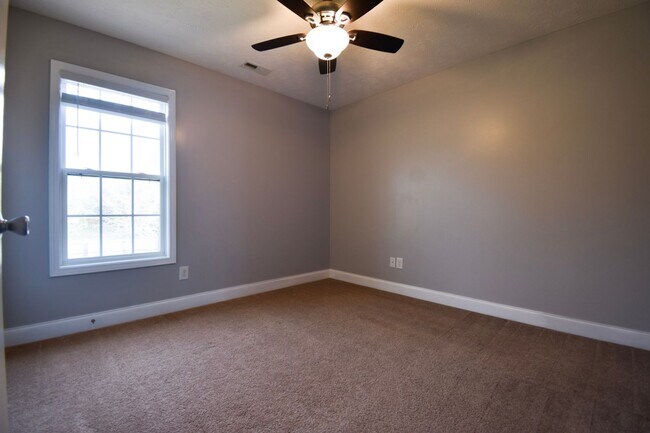 Building Photo - 4 bedroom, 2.5 bathroom Home!