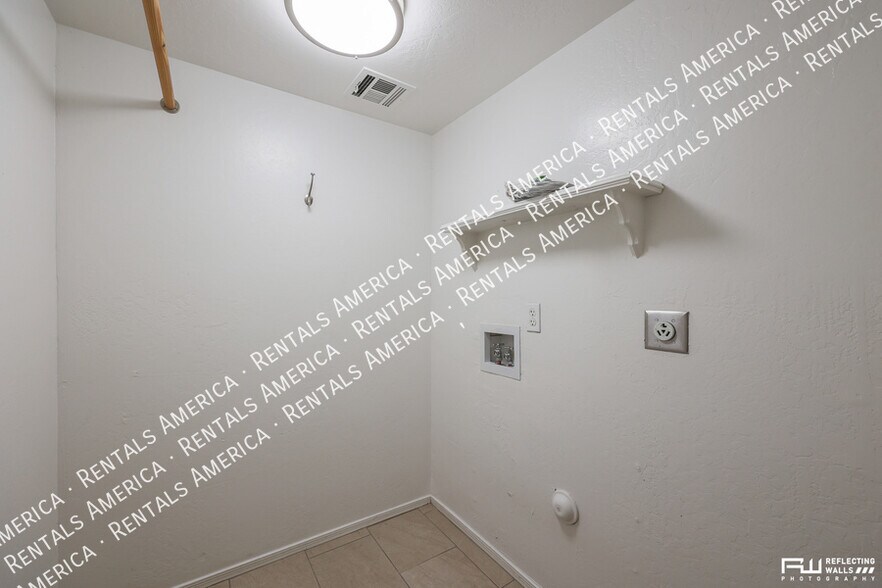 Building Photo - 2238 E Bel Air Ln