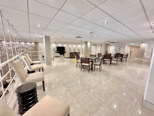 Building Photo - 3111 N Ocean Dr