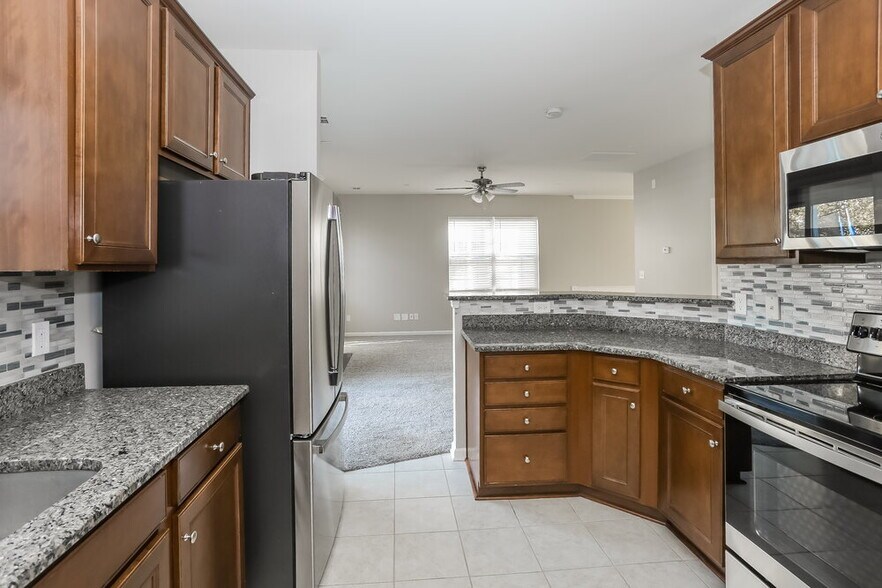 Building Photo - 3371 Streamside Dr