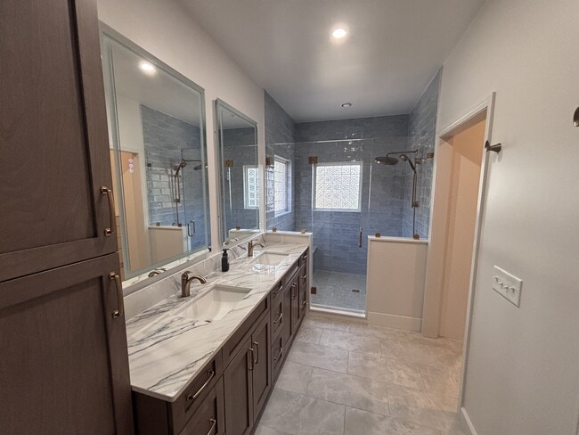 Building Photo - 420 Lake Forest Dr SE