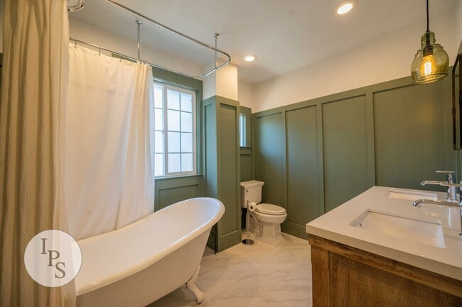 Building Photo - Beautifully Updated Fresno Tower Home, 3BR/2BA, plus Solar!!