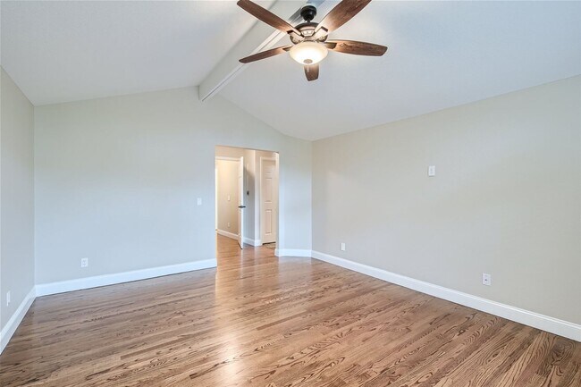 Building Photo - Evolve Real Estate: Amazing 4 Bdr/4 Bath +...