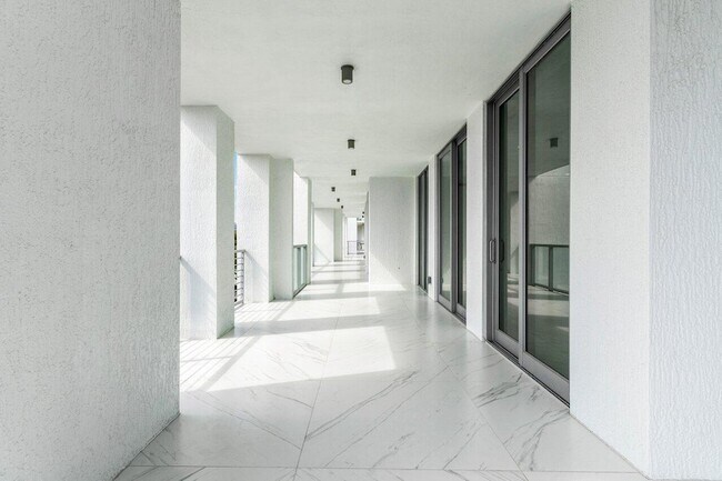 Building Photo - 495 E Royal Palm Rd