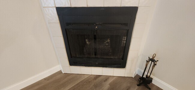 Building Photo - 2-Bed/1-Bath Townhome -Silver Creek Villas- Gated Community