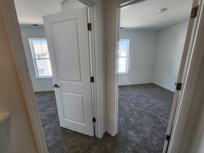 Building Photo - 1033 Atterberg Rd