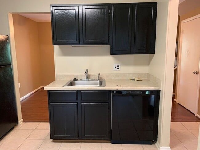Building Photo - Spacious 3 BR, 2.5 BA townhouse with finis...